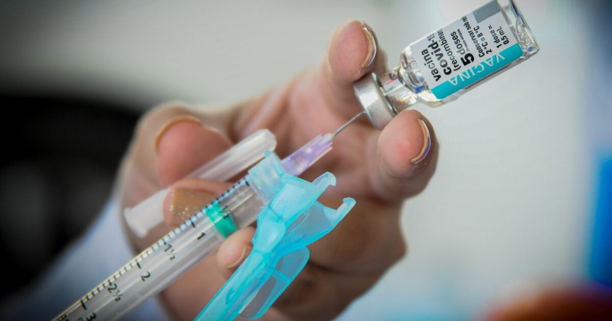 PSOL denuncia governo federal por afirmar que vacinas contra Covid não são seguras
