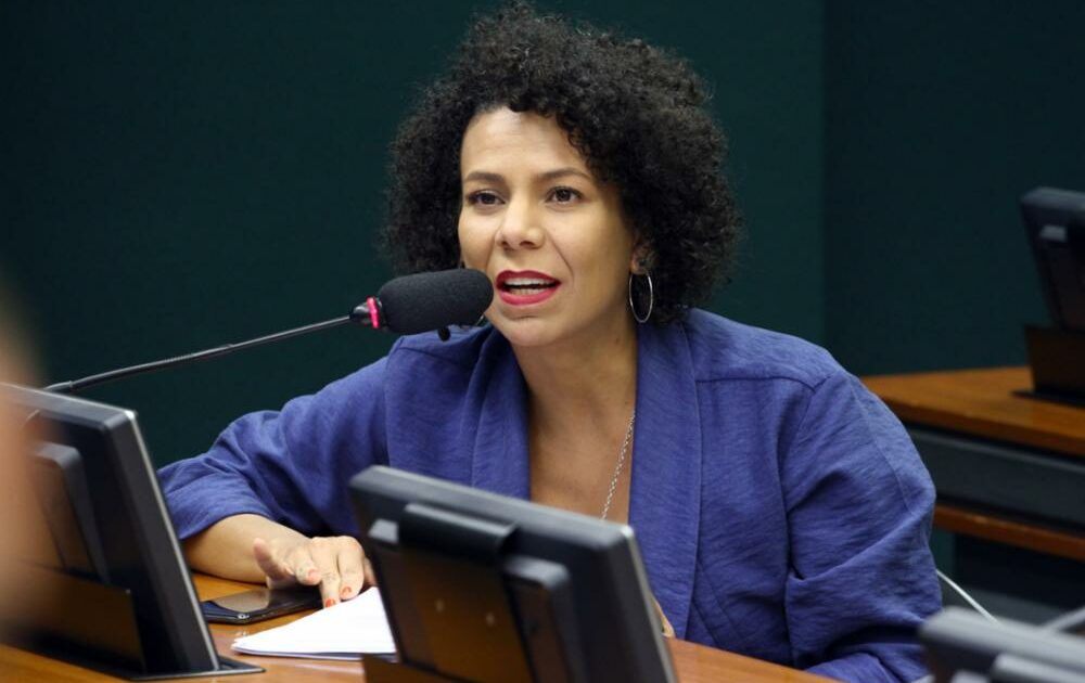 Áurea Carolina apresenta projeto para anular decreto de Bolsonaro sobre exploração de cavernas