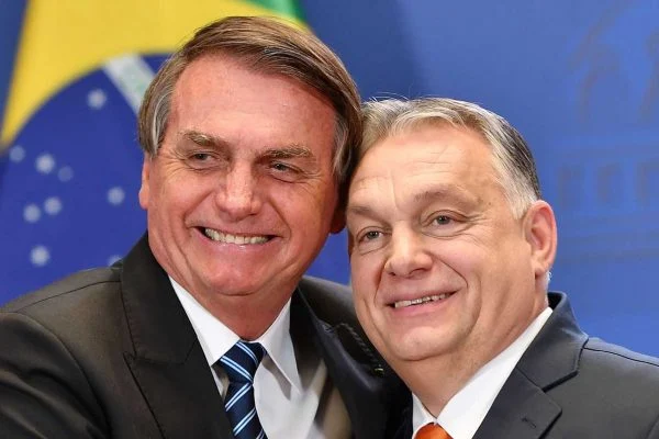 PSOL questiona MRE sobre encontro de Bolsonaro com ícone da extrema direita europeia e também sobre ida de Carluxo à Rússia