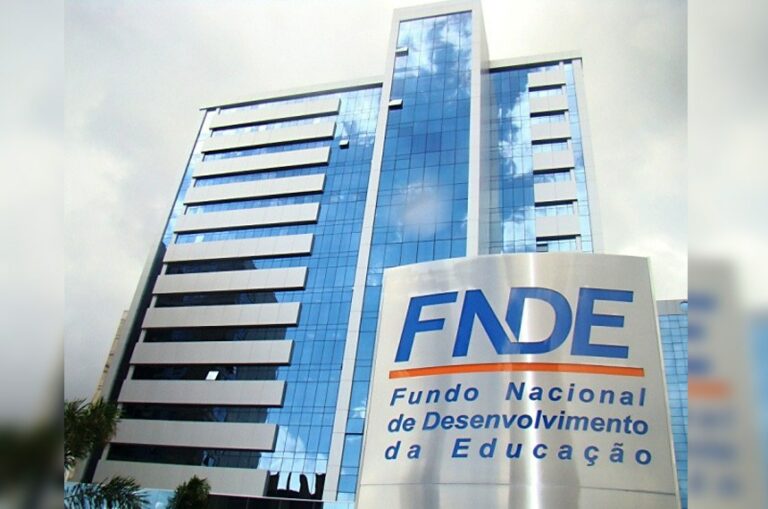 Bolsonaro é alvo de representação da bancada do PSOL no TCU para que sejam apuradas as ilegalidades no Fundo Nacional de Desenvolvimento da Educação do MEC