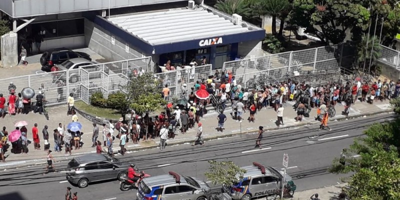 PSOL denuncia ministros do governo ao TCU por filas para o Auxílio Brasil