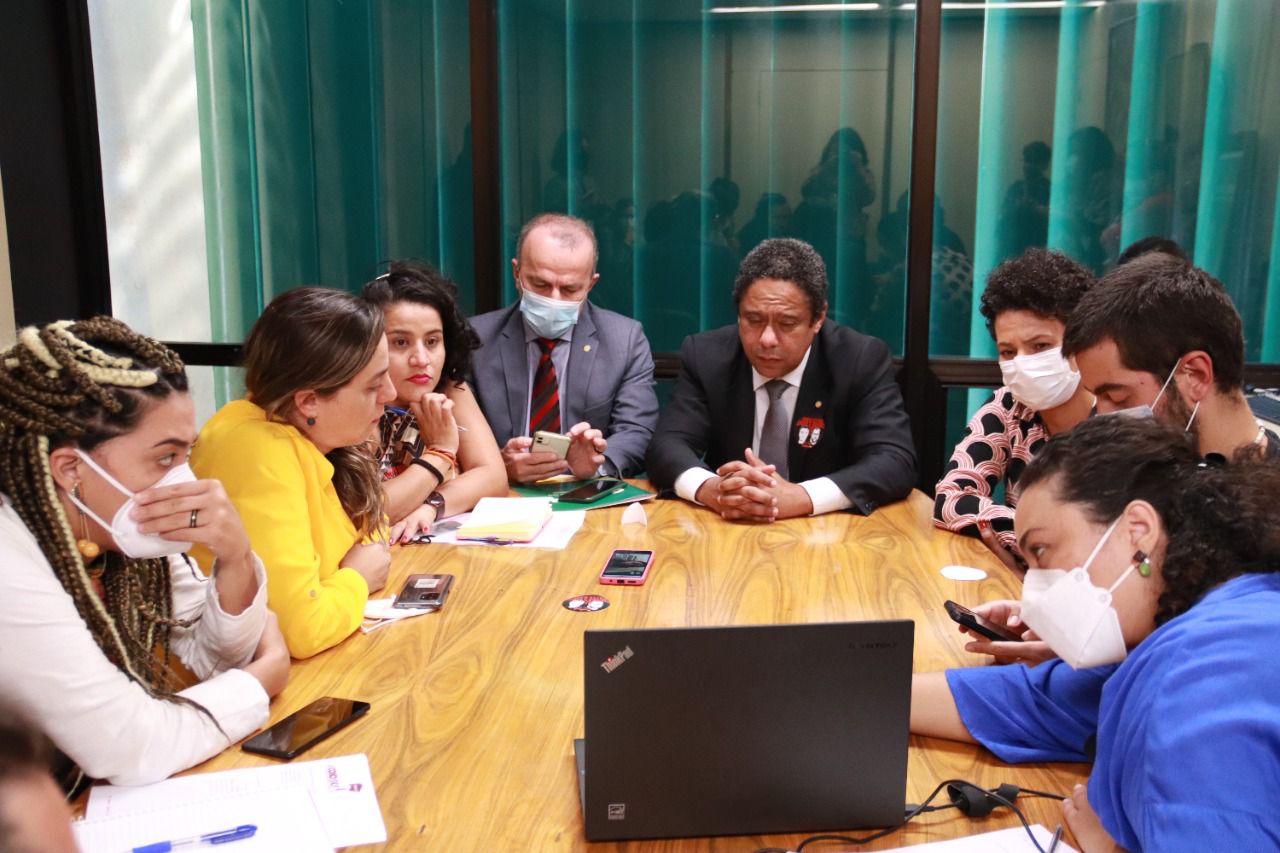 Bruno e Dom: parlamentares se reúnem com servidores da Funai e família do indigenista
