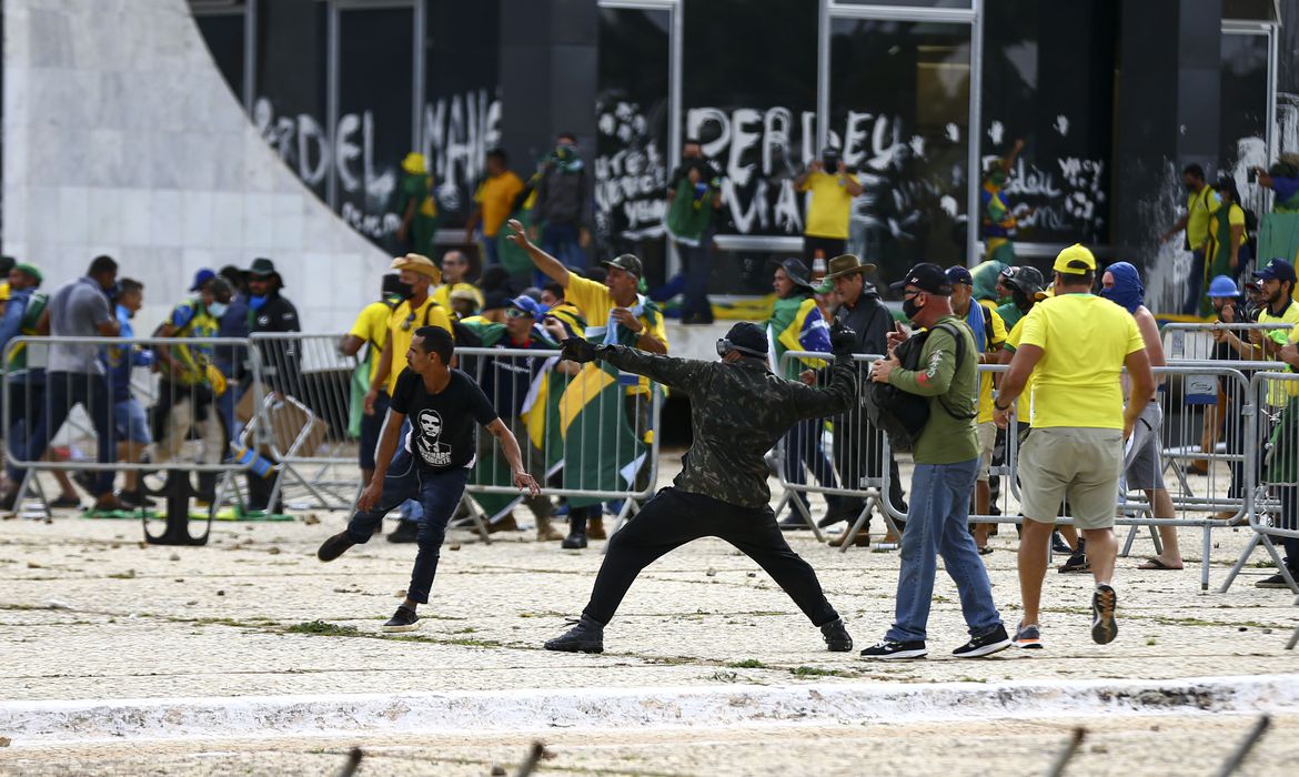PSOL pede ao STF que investigue parlamentares participantes dos atos golpistas