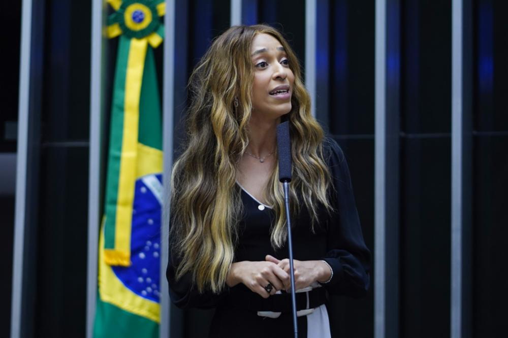 Erika Hilton pede medidas cautelares contra Nikolas Ferreira e inclusão no Inquérito das Fake News do Supremo Tribunal Federal