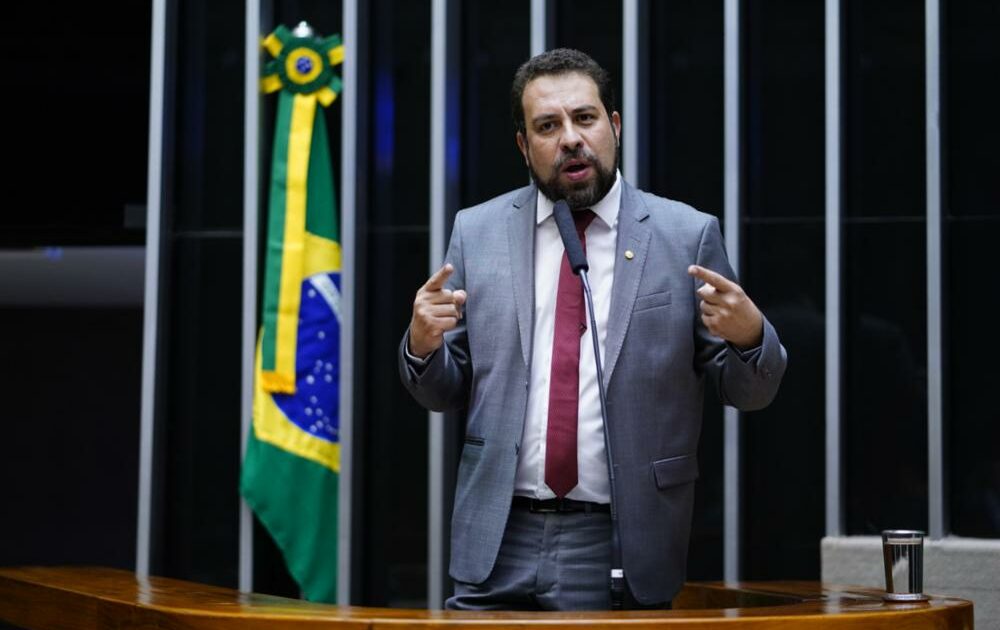 Guilherme Boulos aciona MPF e PF contra membros do governo Bolsonaro por impedirem construção de moradias populares