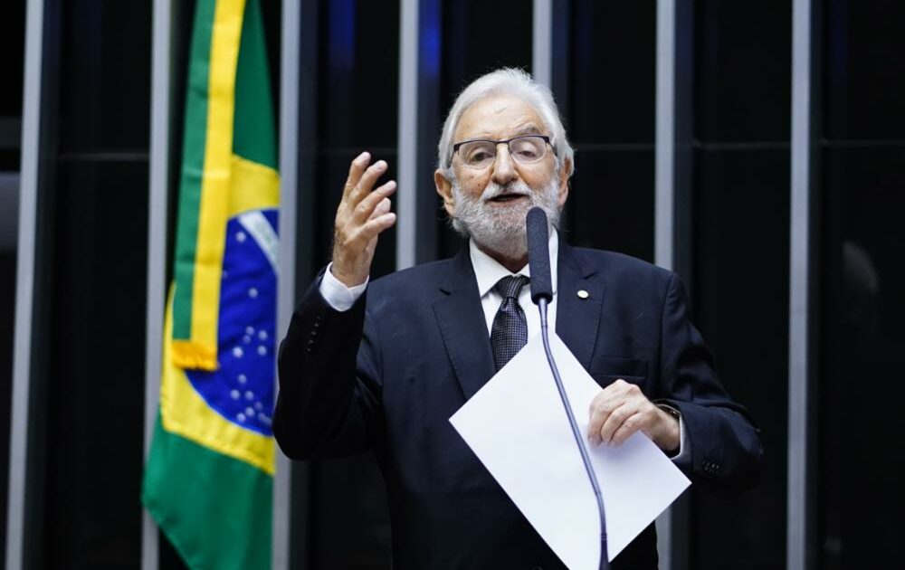 Ivan Valente apresenta notícia-crime contra deputada que postou foto com arma e referência a Lula