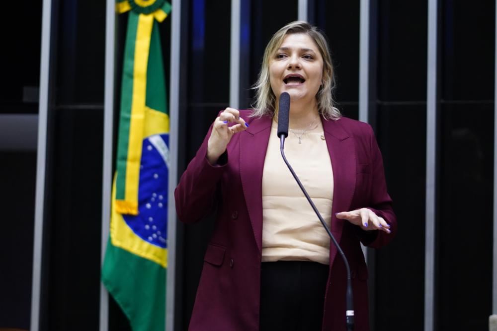 Luciene Cavalcante aciona STF contra Eduardo Bolsonaro por associar professores a traficantes