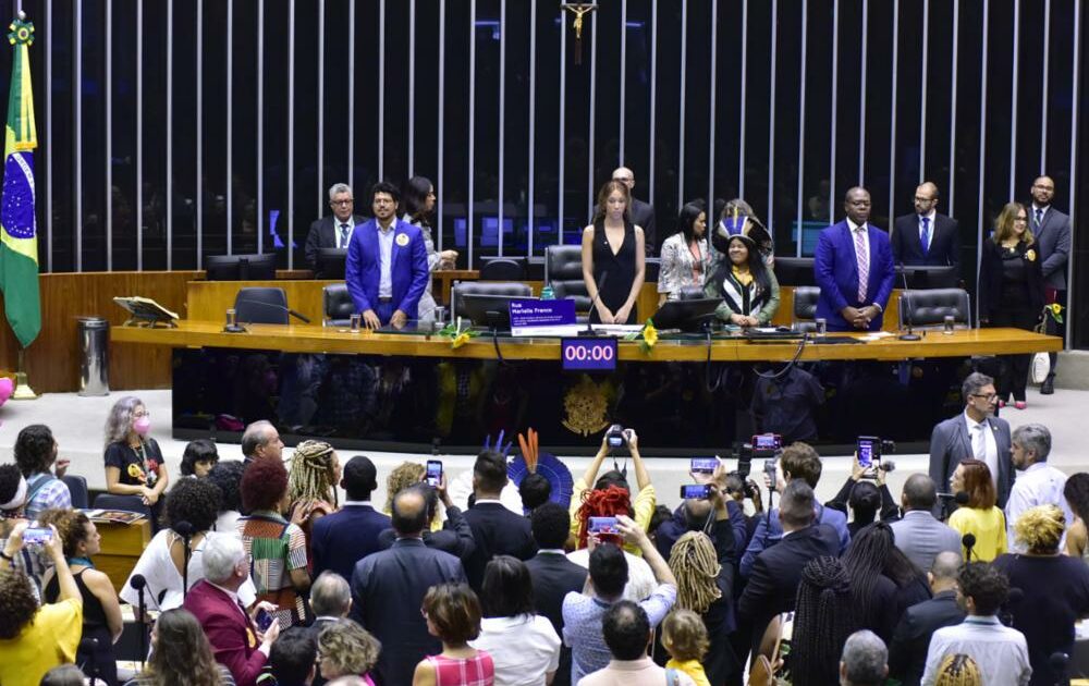 Erika Hilton e PSOL fazem história ao realizar a primeira sessão do Congresso Nacional presidida por deputada trans