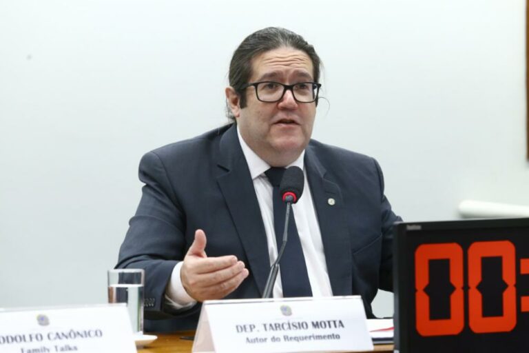 Tarcísio Motta preside audiência pública sobre violência contra as escolas
