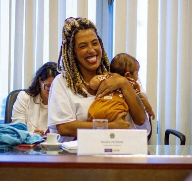 Talíria Petrone retorna à Câmara após quatro meses de licença-maternidade