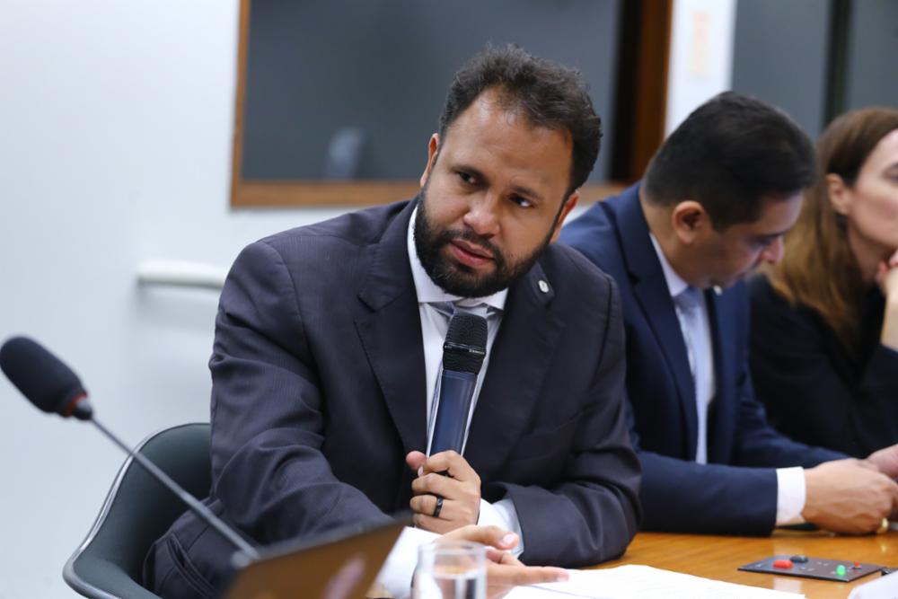 Pastor Henrique Vieira propõe que vagas ociosas de cursos superiores sejam destinadas a refugiados