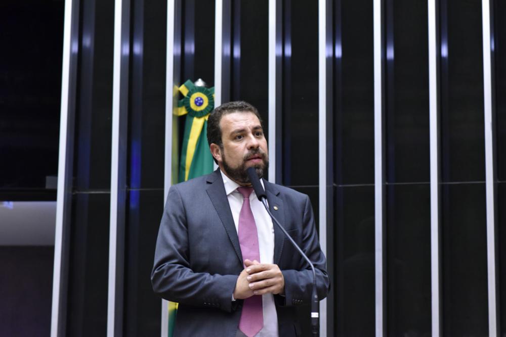 Guilherme Boulos apresenta projeto para punir bancos por golpe do consignado