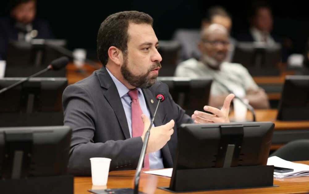 Guilherme Boulos pede que Agência Nacional de Aviação Civil proíba aéreas de cobrar nova taxa para que bagagens de mão não sejam despachadas