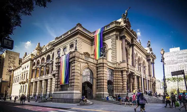 Erika Hilton questiona prefeitura de São Paulo sobre motivação da retirada de bandeiras LGBTQIA+ do Theatro Municipal
