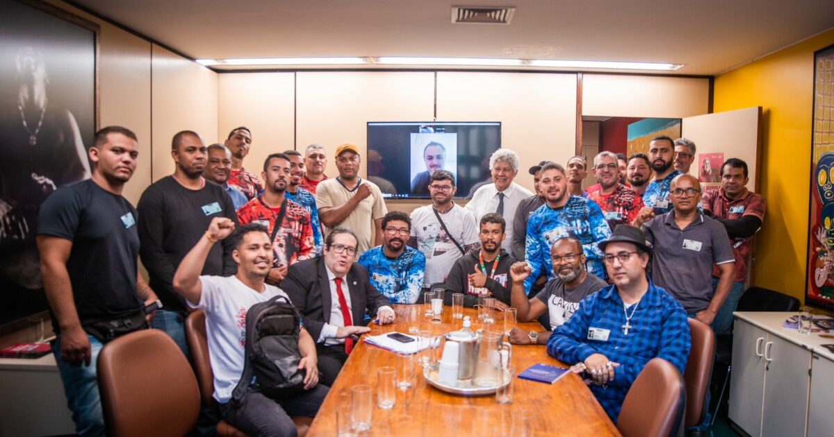 Deputados do PSOL se reúnem com trabalhadores de aplicativos