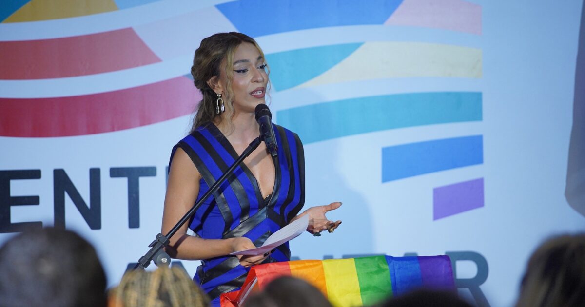 Erika Hilton apresenta projeto que equipara “cura gay” ao crime de tortura