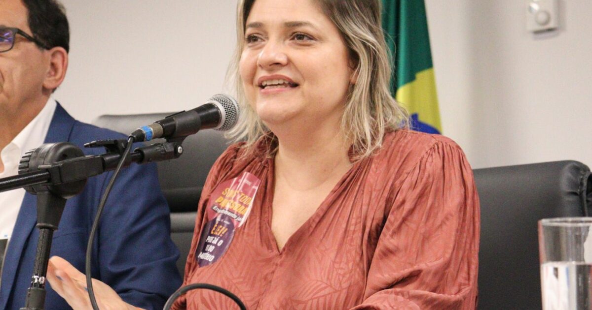Professora Luciene Cavalcante realiza audiência pública no Rio de Janeiro pelo cumprimento do Piso do Magistério