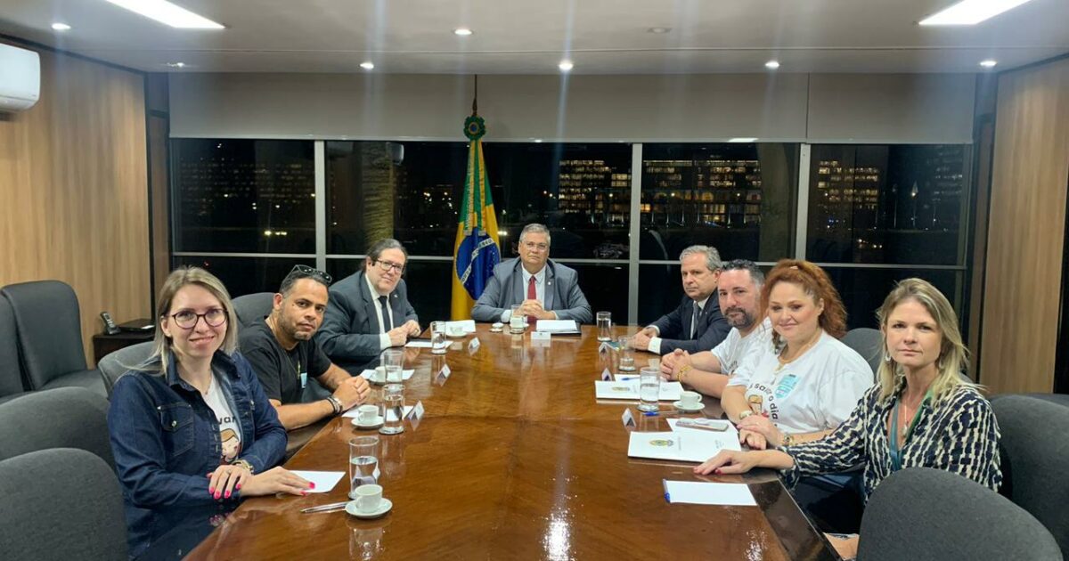 Tarcísio Motta entrega ao ministro Flávio Dino relatório do GT de enfrentamento à Violência contra as Escolas
