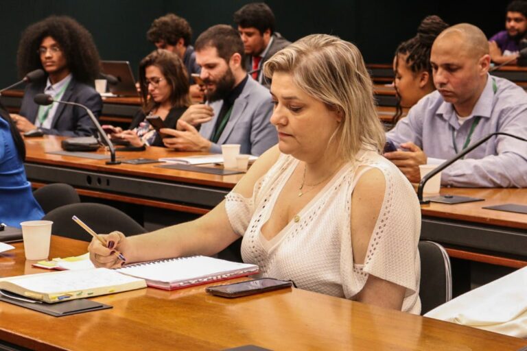 Projeto da Professora Luciene que descongela quinquênios e equivalentes é aprovado na Comissão de Finanças e Tributação