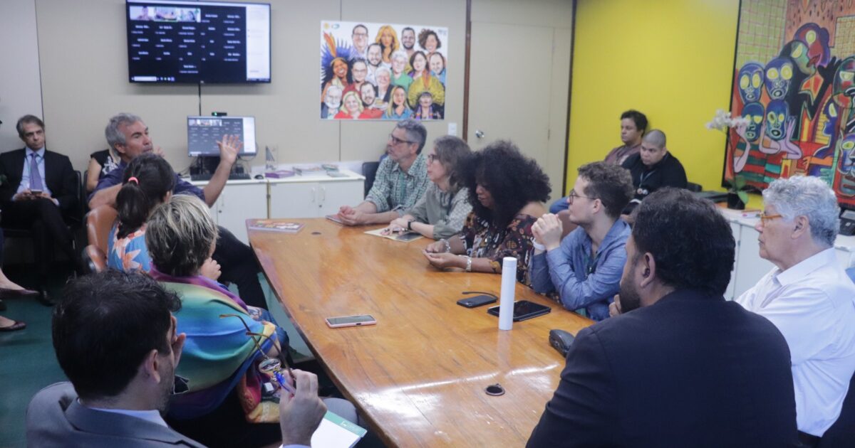 Jornalista criminólogo, Bruno Paes Manso debate com deputados e assessores da bancada do PSOL