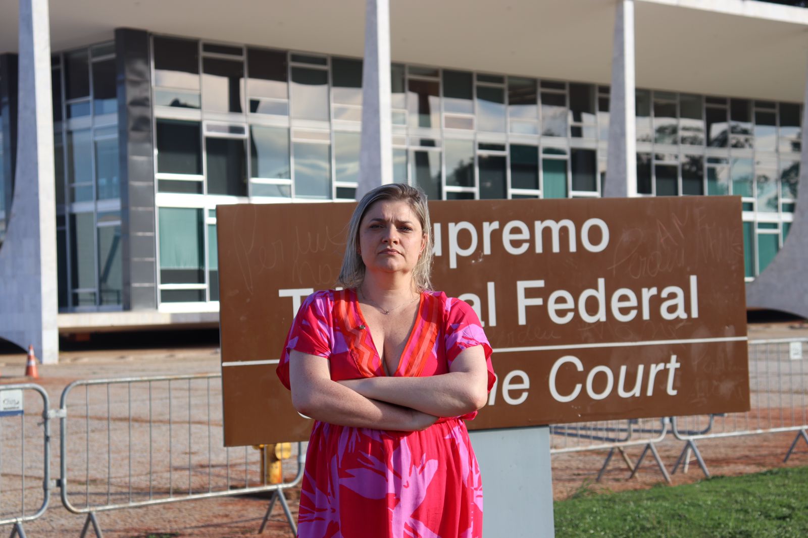 Eduardo Bolsonaro foge de oficiais de justiça que tentam intimá-lo sobre ação da Professora Luciene