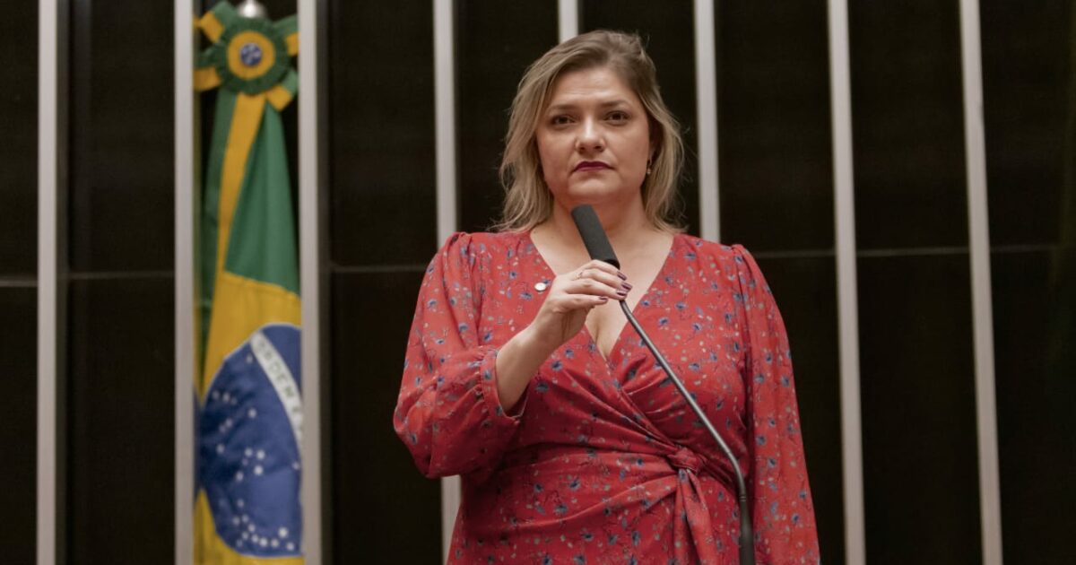 Professora Luciene pede ao STF prisão preventiva de Bolsonaro por permanência em embaixada da Hungria