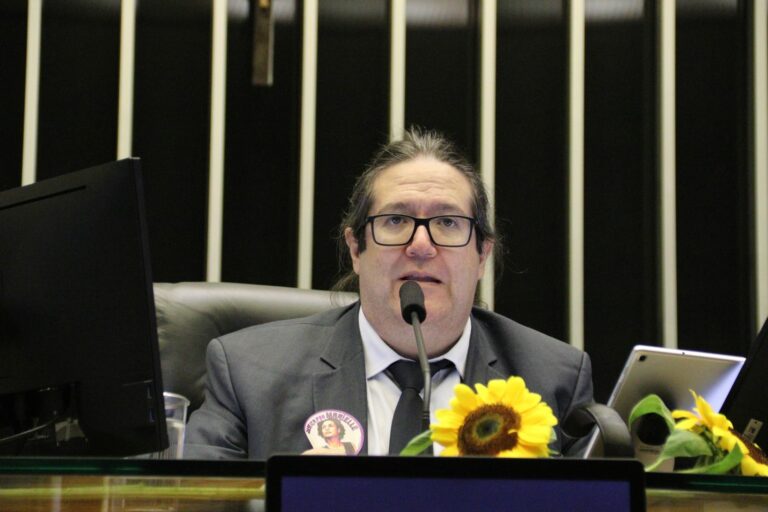 “É preciso derrotar o poder miliciano que assola o Rio de Janeiro”, diz Tarcísio Motta na sessão solene dos seis anos do assassinato de Marielle e Anderson