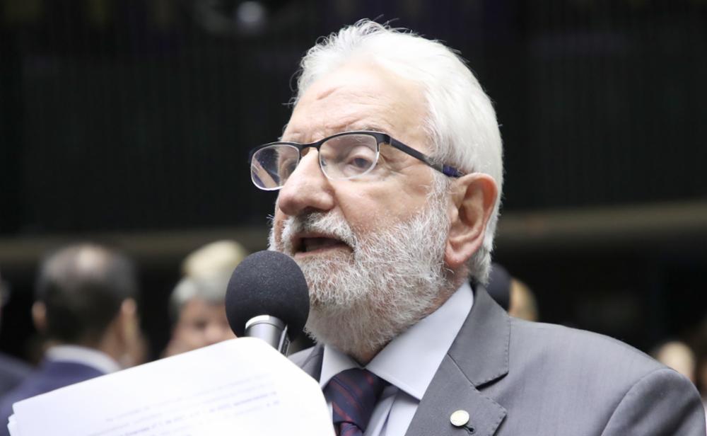Ivan Valente confronta Nikolas Ferreira na Comissão de Educação da Câmara