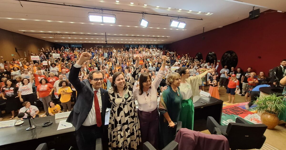 Sâmia Bomfim lota o maior auditório da Câmara com servidores de universidades e IFs em greve