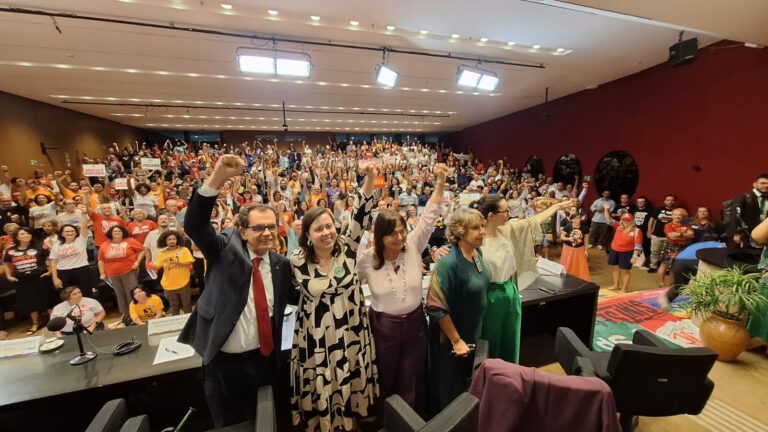 Sâmia Bomfim lota o maior auditório da Câmara com servidores de universidades e IFs em greve