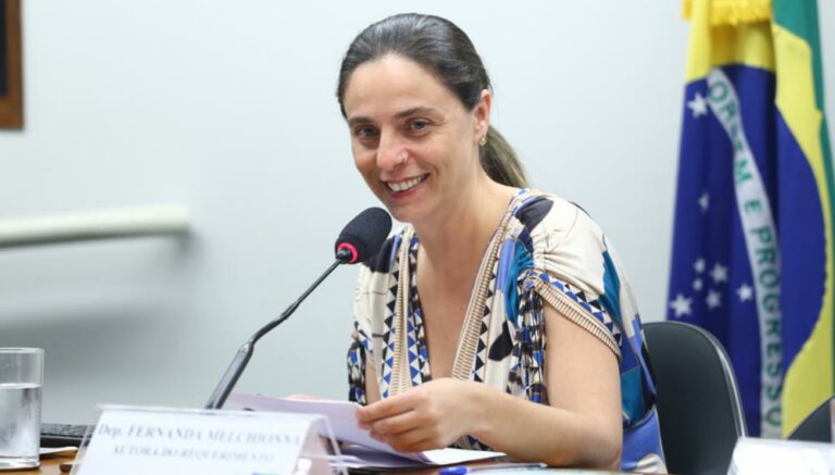 Fernanda Melchionna compõe mesa de conversa na Feira Internacional do Livro de Bogotá, Colômbia