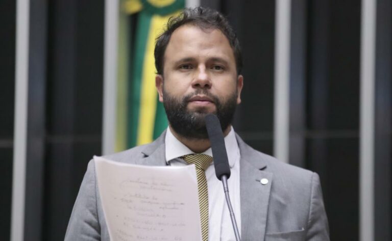 Deputado Pastor Henrique Vieira pede investigação da Serra Ribeiro Assessoria por suspeita de fraude em promessas de licença-maternidade