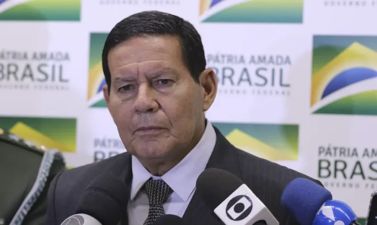 Parlamentares do PSOL pedem que PGR investigue Mourão por enaltecer Golpe de 64