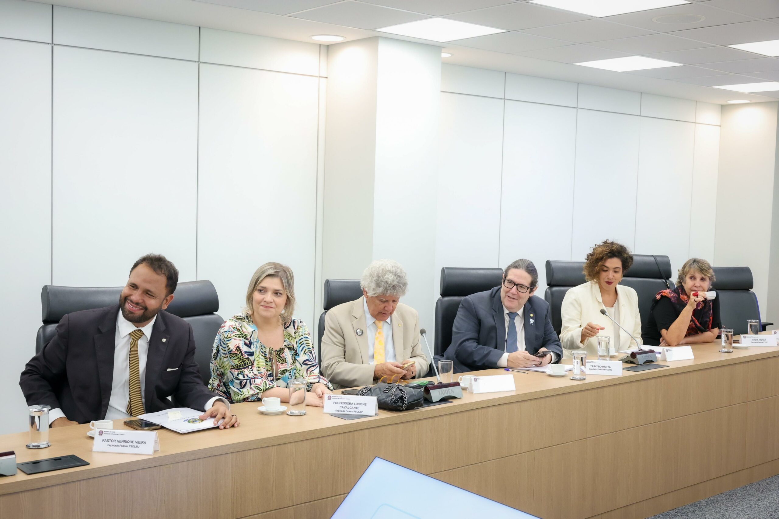 Tarcísio Motta e bancada do PSOL se reúnem com ministra Nísia Trindade para discutir a crise dos hospitais federais