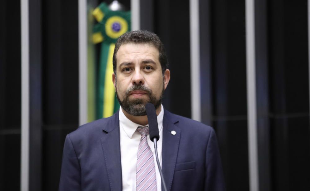 Deputado Guilherme Boulos propõe regularização de CEPs em favelas do País