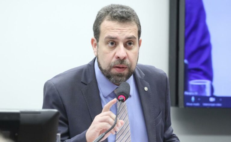 PL de Boulos impede cancelamento unilateral de planos de saúde e obriga operadoras a oferecerem alternativas a pacientes crônicos