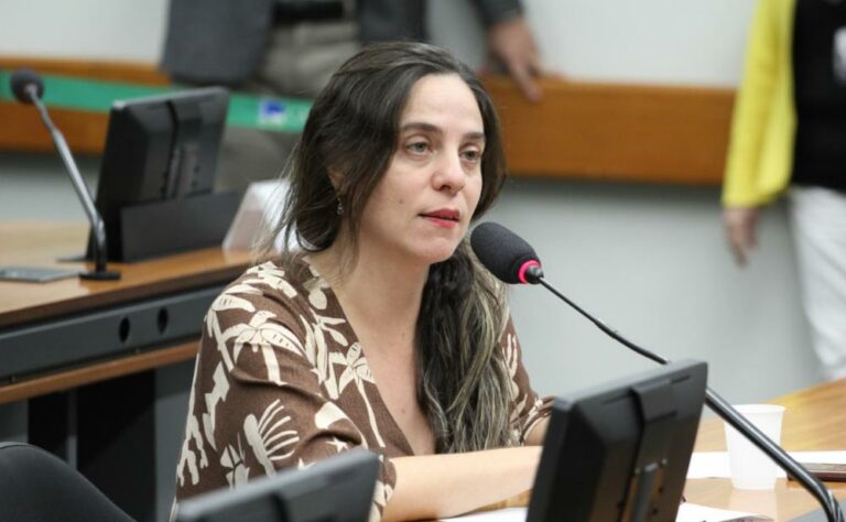 Aprovada a urgência do PL de Fernanda Melchionna que isenta o pagamento de água e luz para vítimas de calamidade