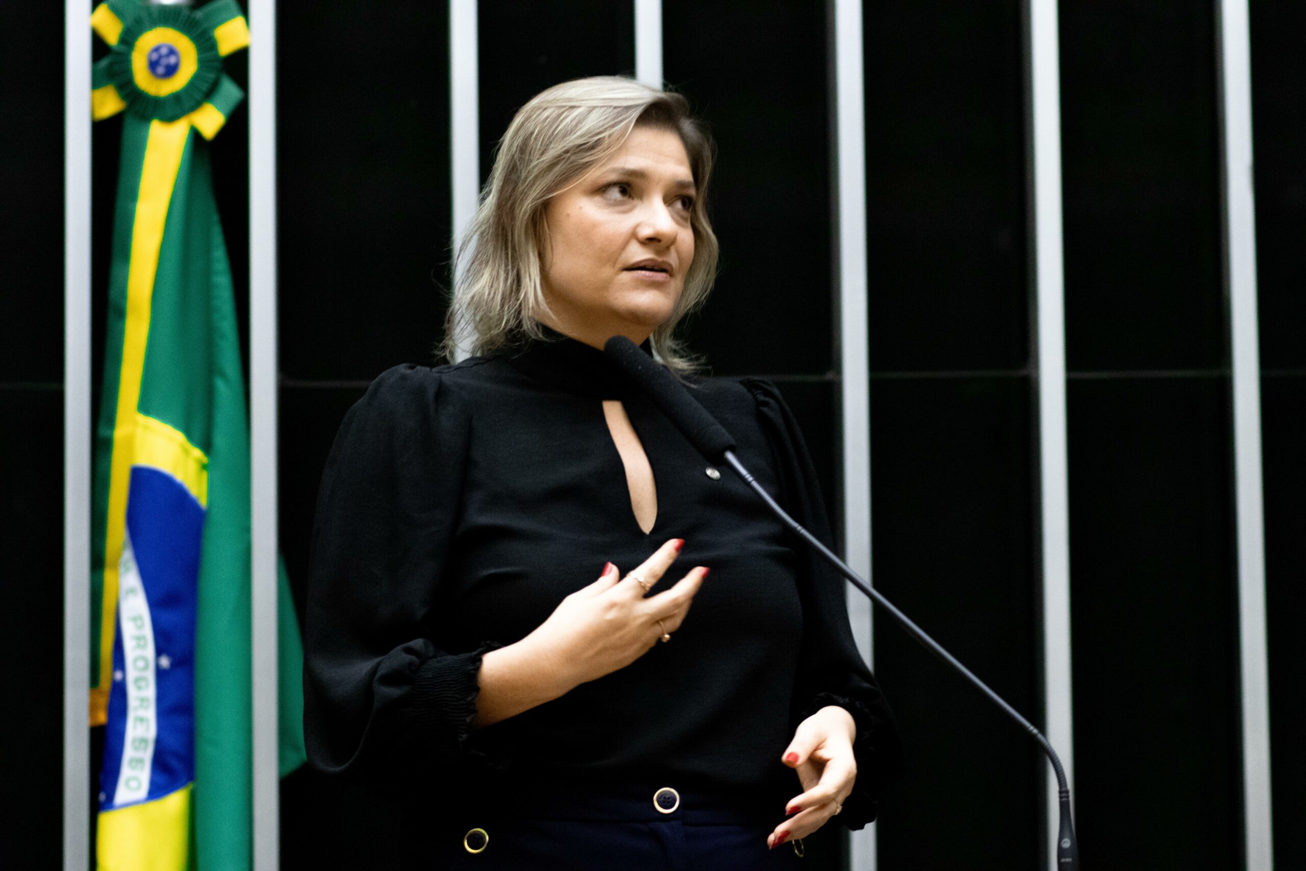 Deputada professora Luciene Cavalcante entra com representação no Ministério Público contra a Cobasi por morte de animais no RS