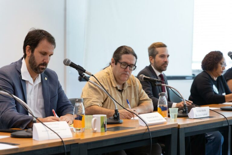 Tarcísio Motta preside seminário sobre educação pública no Estado do Rio de Janeiro