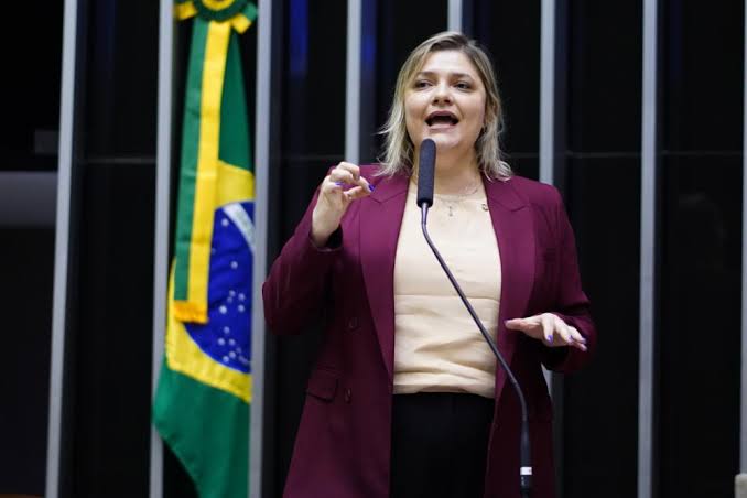 Ação da deputada Professora Luciene faz Eduardo Bolsonaro ‘sumir do mapa’ e repercute na mídia