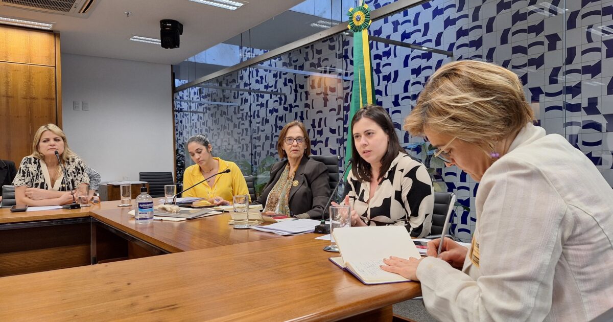 Sâmia recebe secretárias do governo para apresentação da Política Nacional de Cuidados às parlamentares