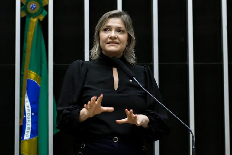 Professora Luciene Cavalcante aprova projeto que torna crime não pagamento de piso salarial