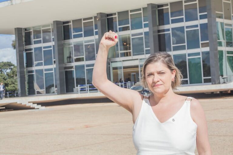 Encabeçada pela deputada Professora Luciene, ação do PSOL suspende Escola Cívico Militar