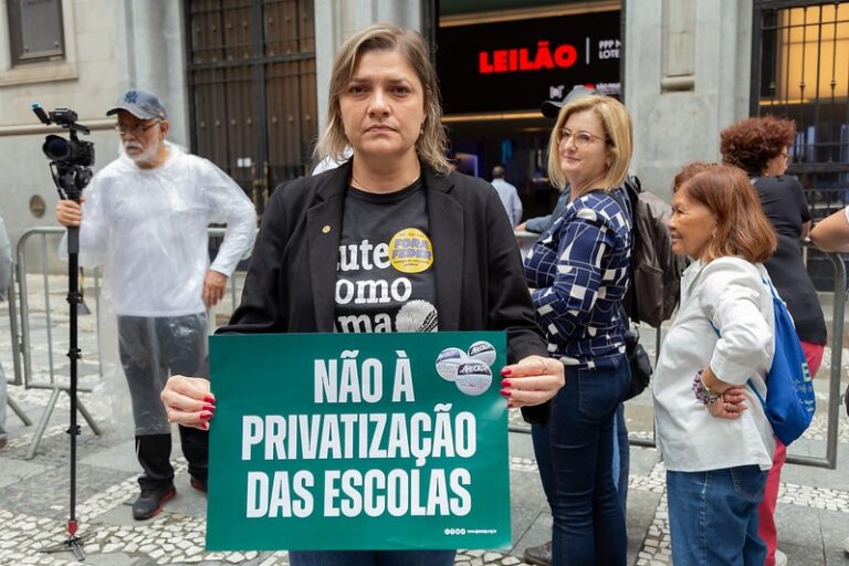 Professora Luciene enfrenta governo Tarcísio contra o leilão das escolas públicas no estado de São Paulo