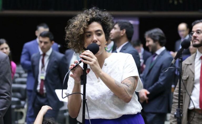 Talíria Petrone pede assinaturas de deputados para PEC que federaliza investigações contra milícias