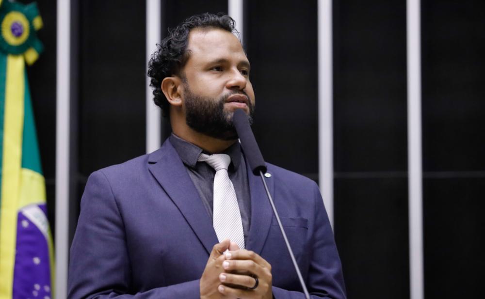 Deputado Pastor Henrique Vieira apresenta moção de aplauso a Milton Nascimento e critica desrespeito ao artista em premiação internacional