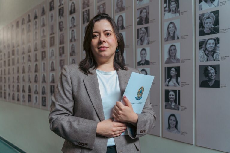 Sâmia Bomfim apresenta PL para suspender salários de militares condenados por crimes contra mulheres na ditadura