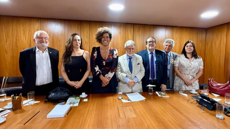 Bancada do PSOL se reúne com Celso Amorim para debater deportações de brasileiros dos EUA e desafios internacionais