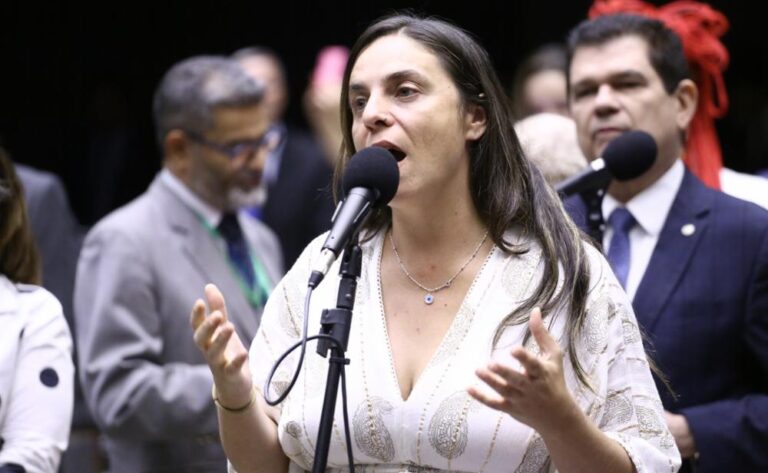 Fernanda Melchionna oficia Mesa Diretora da Câmara para que declare “licença” de Eduardo Bolsonaro como abandono de mandato