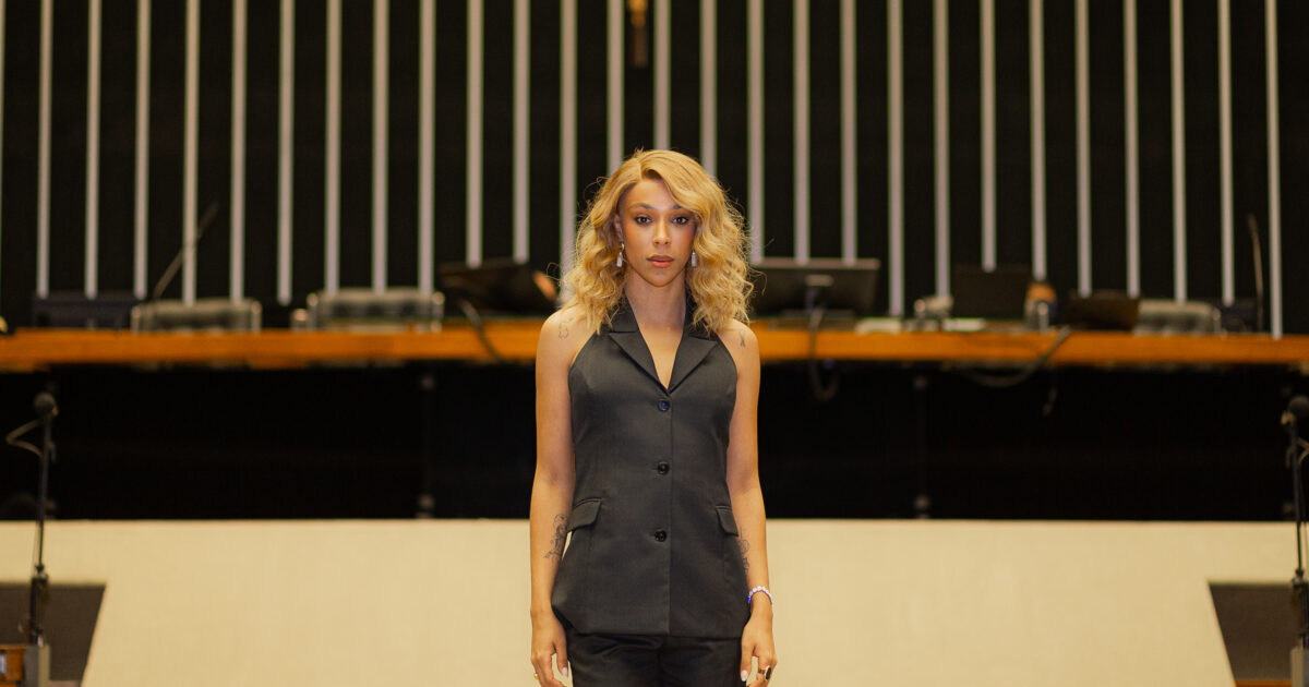 Erika Hilton aciona STF e PGR contra Eduardo Bolsonaro por conspiração internacional contra o Brasil